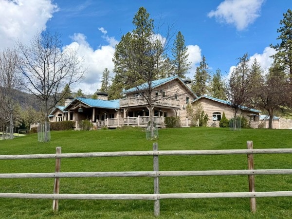 The main lodge at RiverView Ranch Retreat & Western Adventures in Montana, a luxury all-inclusive guest ranch that can be booked with Hilton Honors points and Free Night Certificates.