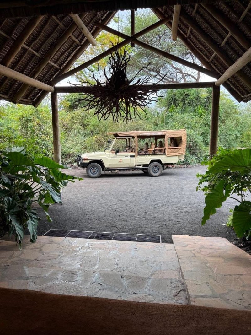 Safari vehicle waiting outside Finch Hattons
